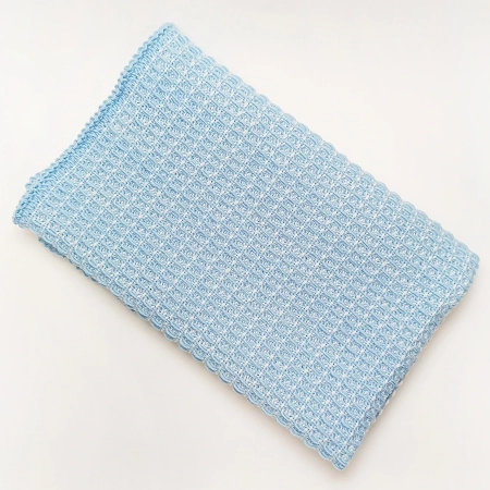 Coperta artigianale blu fatta a mano dalla Sartoria Sociale POPSart in tessuti morbidi e fantasiosi, unica e colorata, perfetta per divano o letto.