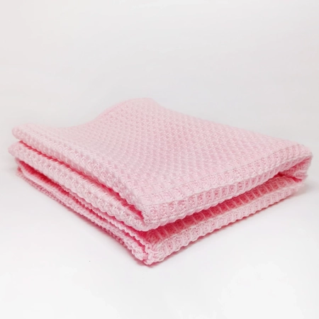 Coperta artigianale rosa fatta a mano dalla Sartoria Sociale POPSart in tessuti morbidi e fantasiosi, unica e colorata, ideale per divano o letto.