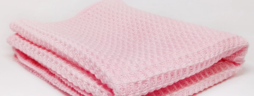 coperta categoria Coperta artigianale rosa fatta a mano dalla Sartoria Sociale POPSart in tessuti morbidi e fantasiosi, unica e colorata, ideale per divano o letto.
