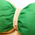 dettaglio cuscino fatto a mano verde e giallo