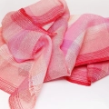 dettaglio sciarpa tonalità sul rosa fatta a mano