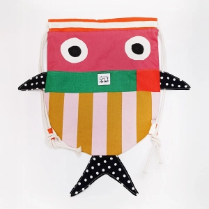 Zaino artigianale fatto a mano a forma di pesciolino colorato con spallacci regolabili e chiusura a coulisse.